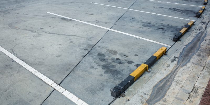 Top Signs It’s Time for a Parking Lot Cleaning Service